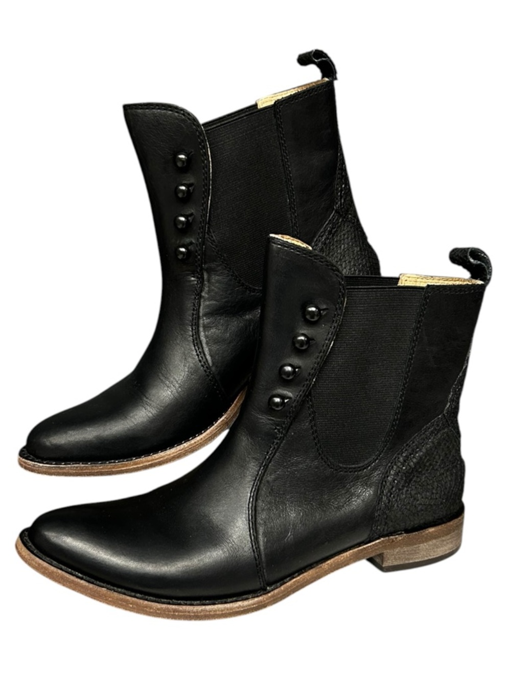 Lucchese Spirit Brandy Black Leather Chelsea Boots Studs 8 Pointed Chelsea Boot